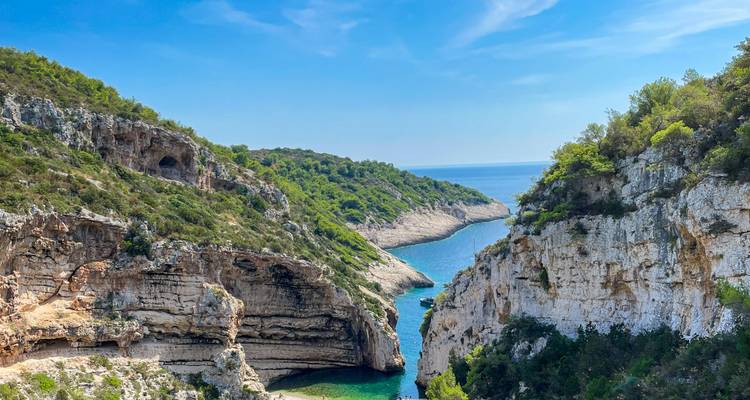 Vue à couper le souffle de falaises et d'une mer d'un bleu profond.
