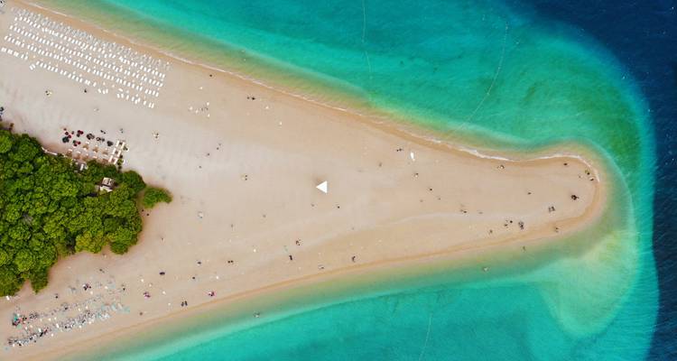Vue aérienne d'une plage de banc de sable entourée d'eaux turquoise.