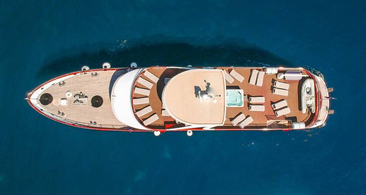 Dronebeeld van een jacht in de oceaan.