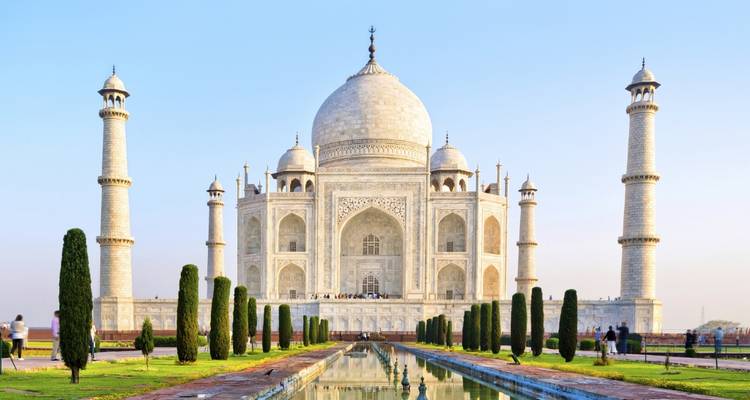 Vista frontal icónica del Taj Mahal reflejada en su largo espejo de agua