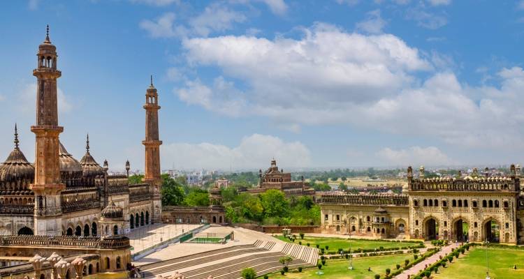Vista panorámica del complejo Bara Imambara con minaretes y jardines bien cuidados bajo cielos azules