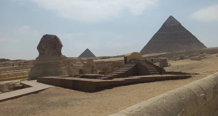 La Esfinge y las pirámides en Giza bajo un cielo brillante.