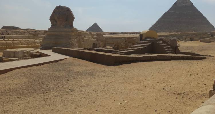 La Esfinge and las pirámides en un día despejado en El Cairo.