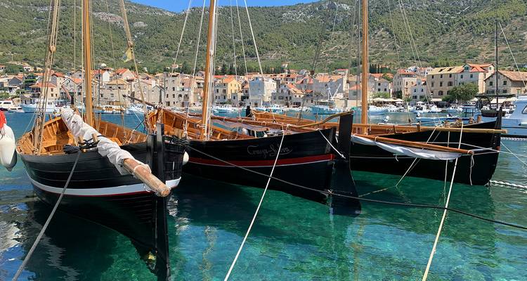 Les voiliers classiques en bois flottent sur les eaux cristallines d'un port croate en pierre.