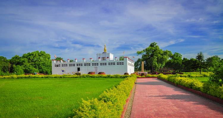 Jardin de Lumbini avec le temple de Maya Devi en arrière-plan.