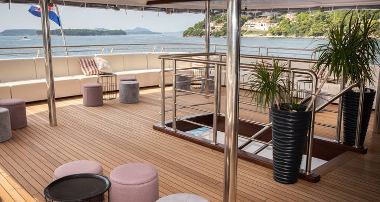 Espace de pont sur un yacht avec vue sur mer.