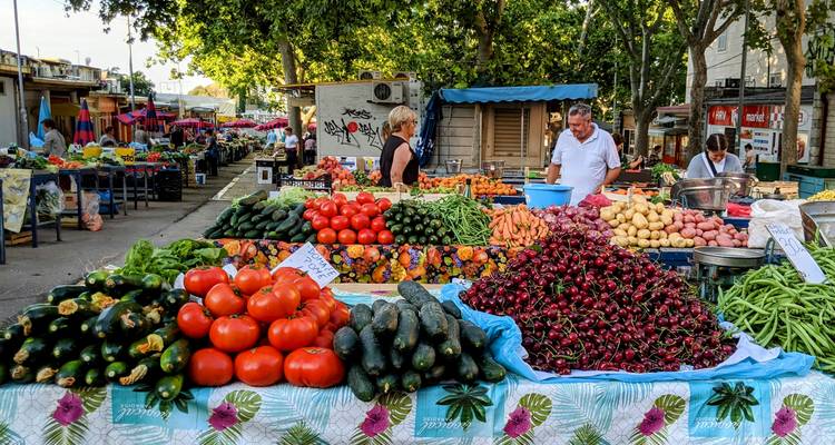 Levendige voedselmarkt met kramen met producten.