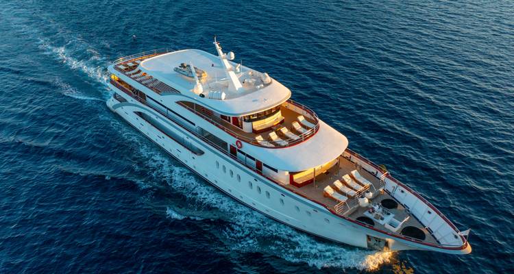 Luchtfoto van een jacht dat vaart in open blauwe zee.