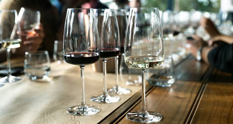 Table dressée avec différents verres de vin rouge et blanc.