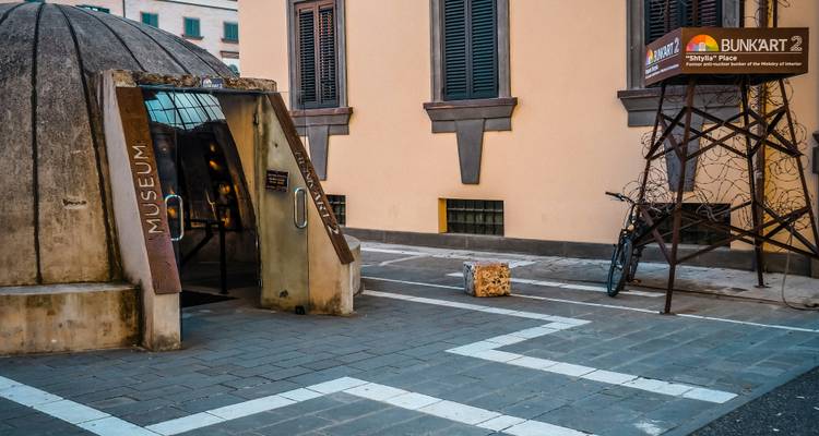 Entrée extérieure d'un musée avec un vélo garé à proximité.