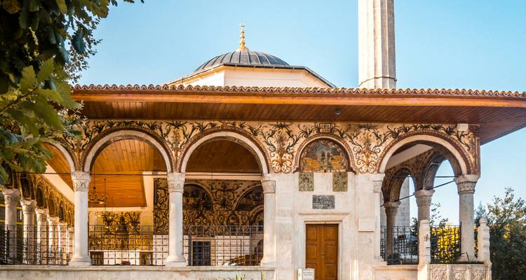 Détails architecturaux d'un bâtiment historique avec des colonnes ornées.