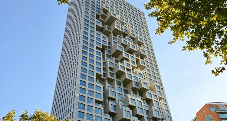 Grand bâtiment moderne avec un design architectural unique.
