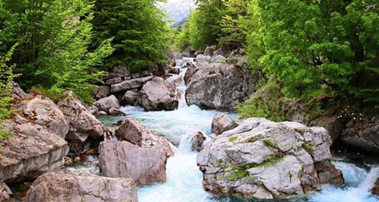 Visite autoguidée : Randonnée du lac Komani et de la vallée de Valbona en 3 jours - Choose Balkans 7