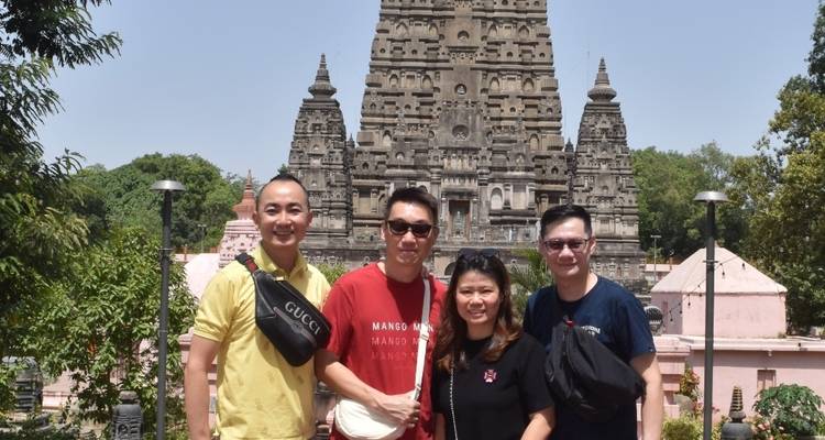 Gruppe posiert vor dem Mahabodhi-Tempel in Gaya.
