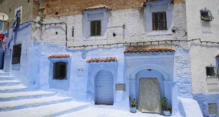 Maisons traditionnelles peintes en bleu dans la médina.