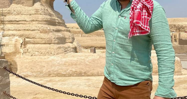 Homme posant près du Grand Sphinx.