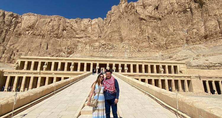 Pareja posando en el Templo Funerario de Hatshepsut.