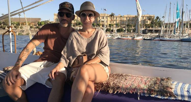 Un couple assis sur un bateau avec une vue sur le Nil.