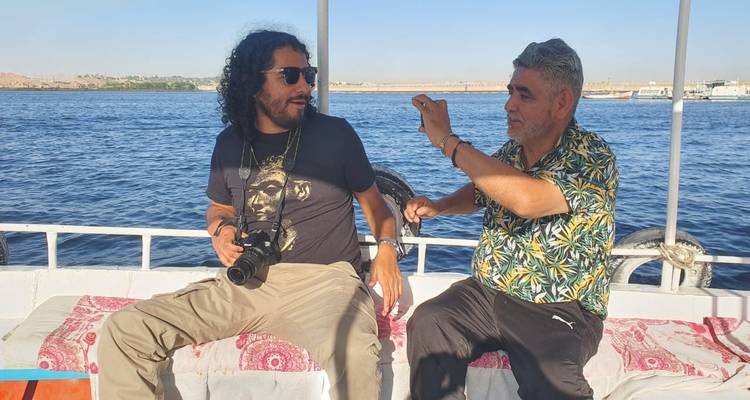 Twee mannen in gesprek op een boot op de Nijl.