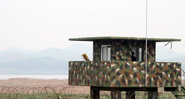 Militärstützpunkt mit Blick auf eine karge Landschaft.