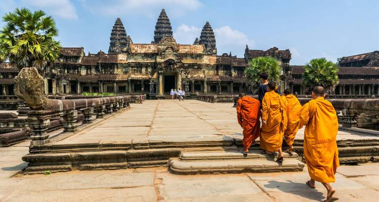 Monjes caminando hacia Angkor Wat.