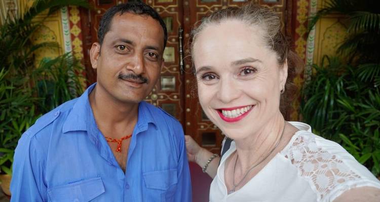 Twee mensen die een selfie maken met sierlijke architectuur.