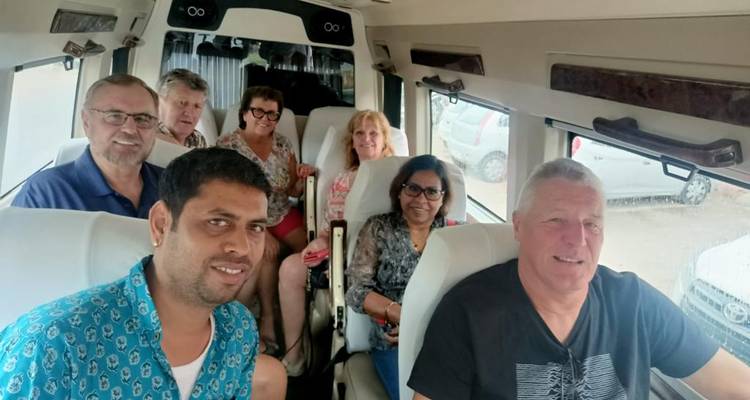 Groep mensen die in een voertuig zit.