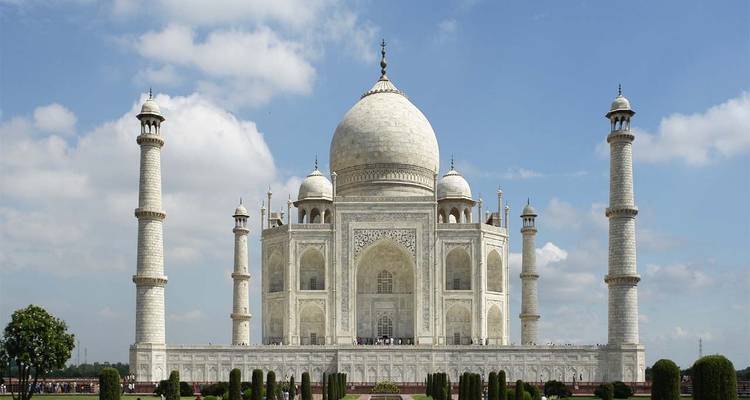 Iconisch uitzicht op de Taj Mahal met een heldere blauwe lucht.