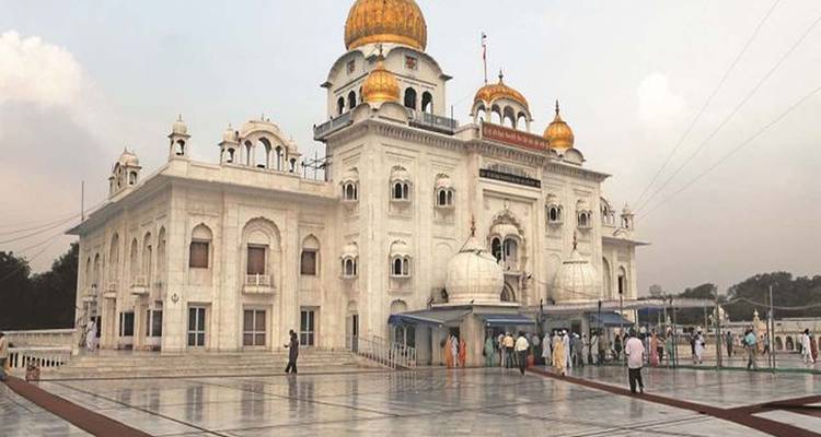 Prominente Gurudwara met gouden koepels.