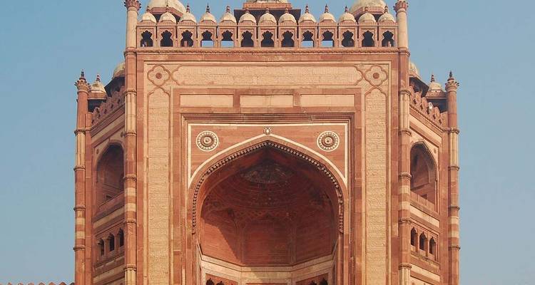 Historische rode zandstenen poort.