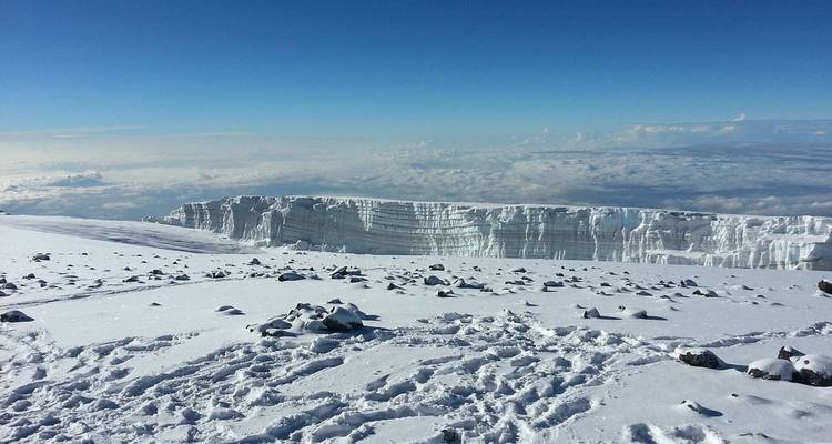 Falaise de glacier enneigée avec un arrière-plan de ciel dégagé.