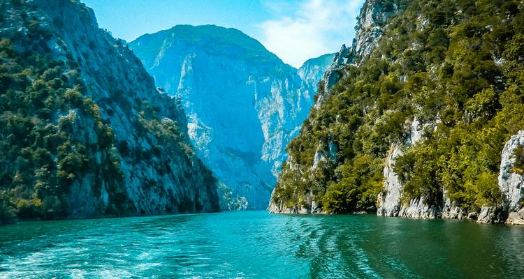 Depuis Tirana/Shkodra : excursion quotidienne sur la rivière Shala et le lac Komani - Smart Tour Albania 4