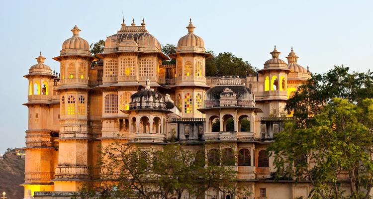 Jaipur: circuito guiado de 2 días por la ciudad con hotel de 3 estrellas -  Taj Voyages Tours  1
