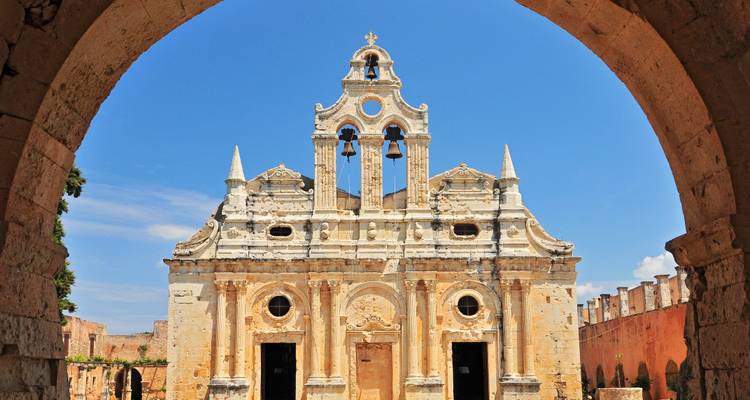 Bogenblick auf ein altes Kloster mit Steinmetzarbeiten.