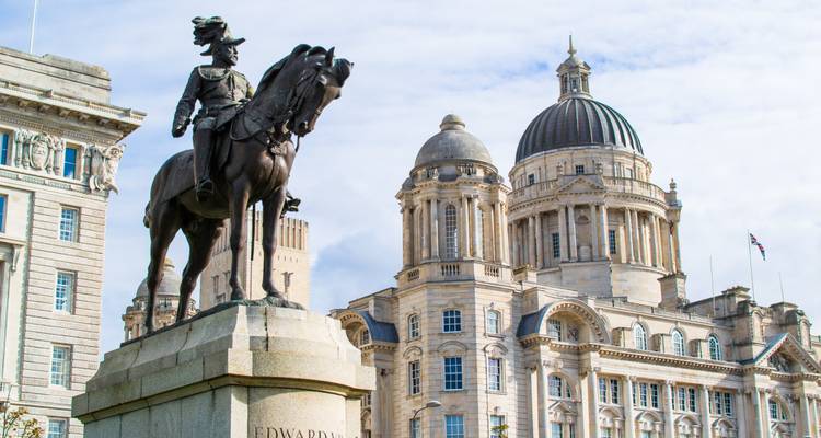 Standbeeld en historisch gebouw in Liverpool.