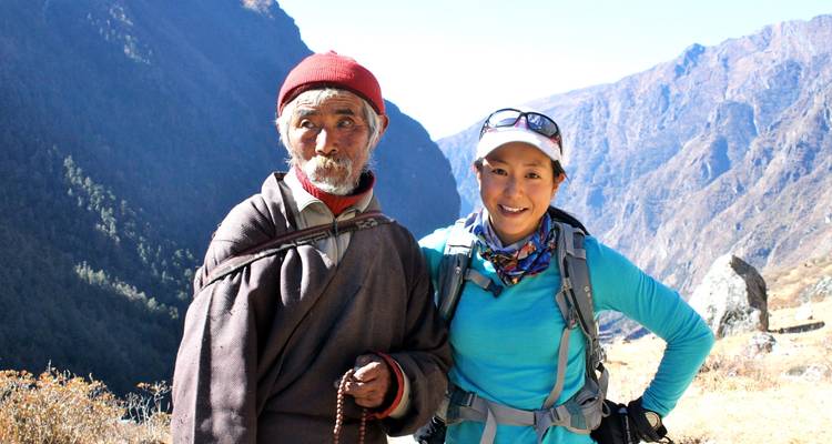Twee mensen die samen poseren in een bergachtige omgeving.