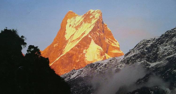 De top van Machapuchare gloeiend in het zonlicht.