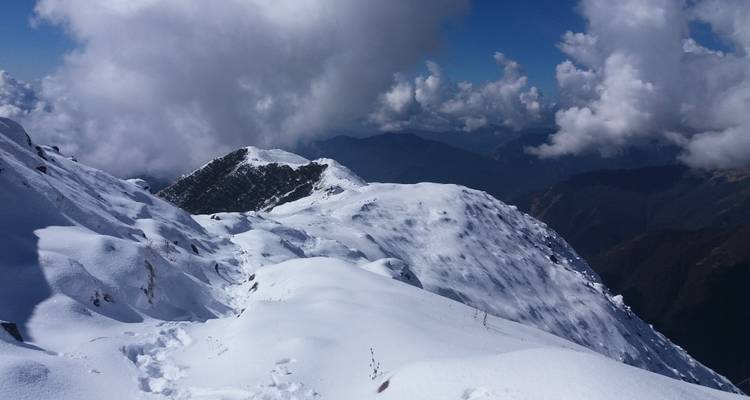 Sneeuwbedekte toppen en wolken in de Himalaya.