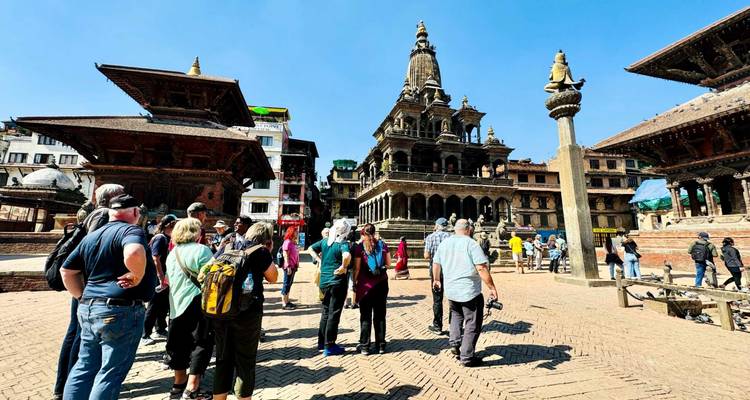 Place Durbar avec ses temples et un groupe de touristes.