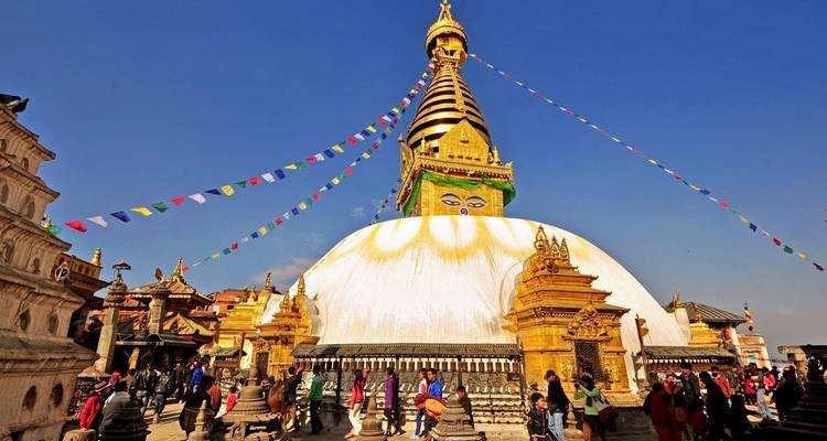Stupa de Swayambhunath avec drapeaux de prière et visiteurs.