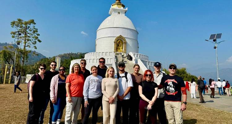 Groupe posant devant un stupa.
