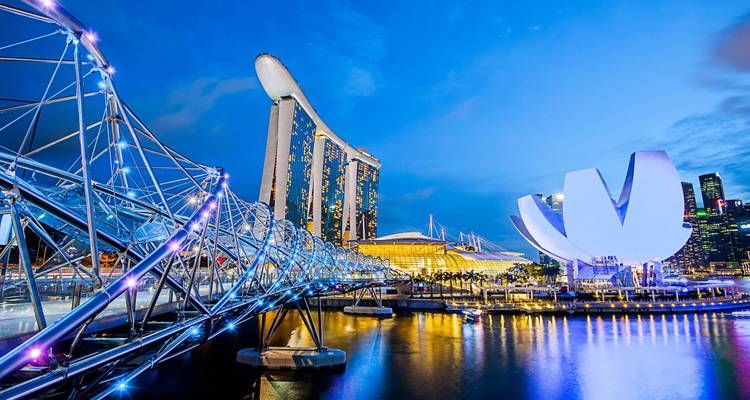 Arquitectura icónica iluminada por la noche junto al agua.