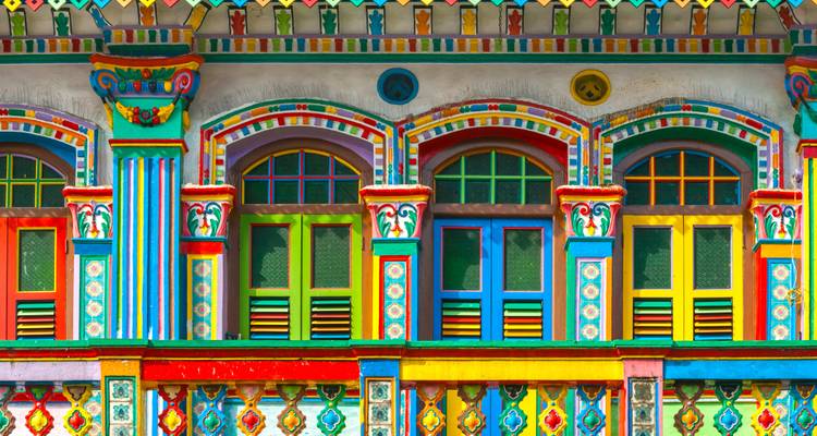 Fachada de edificio histórico colorido con diseños intrincados.