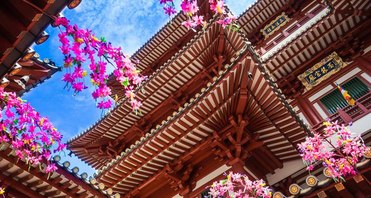 Templo tradicional con arquitectura intrincada y decoraciones florales.