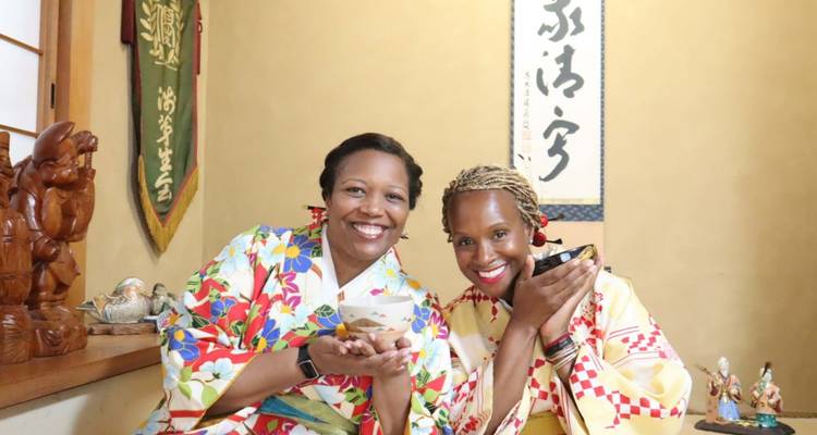 Deux femmes portant des kimonos traditionnels savourant le thé.