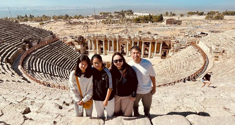 Familia posando con las antiguas ruinas del anfiteatro de Hierápolis al fondo.