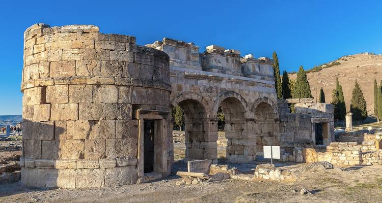 Ruinas antiguas con arcos en Hierápolis.