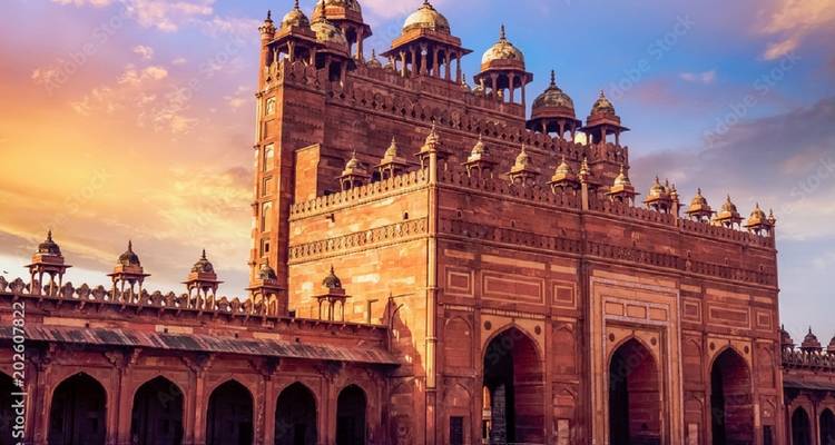 Fatehpur Sikri, un fort en grès rouge au coucher du soleil.