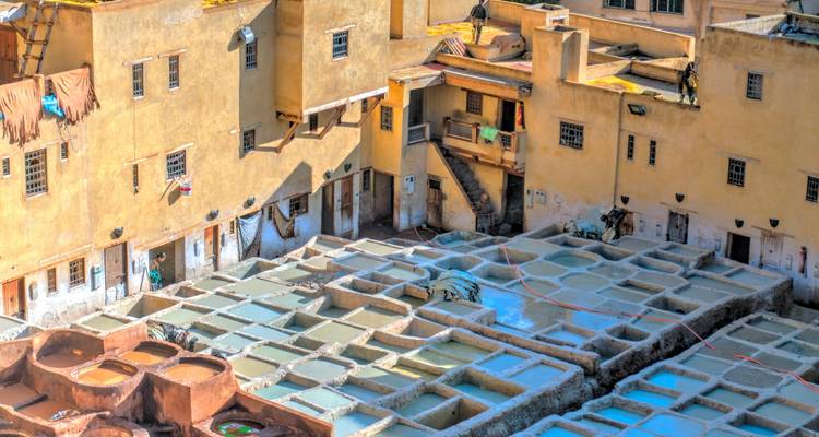 Tannerie traditionnelle à Fès avec des personnes qui travaillent.