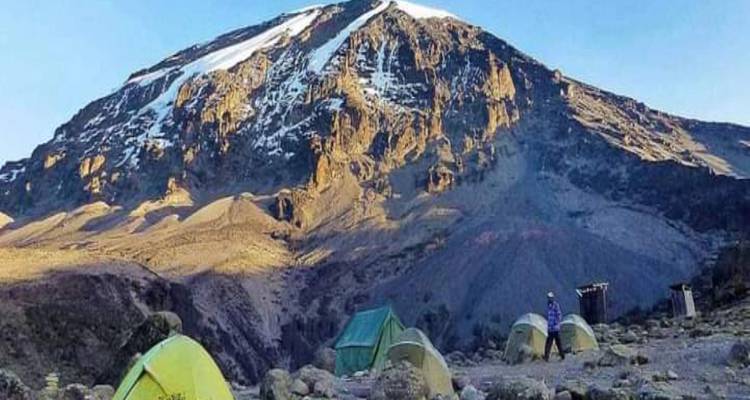 Tentes installées à la base du mont Kilimandjaro.